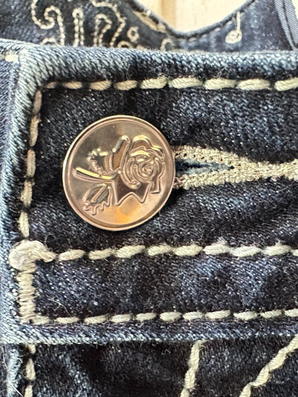 Miss Me Mid Rise Bootcut Dark Wash Fleur De Lis Embellished Jeans Size 29 - Picture 11 of 11